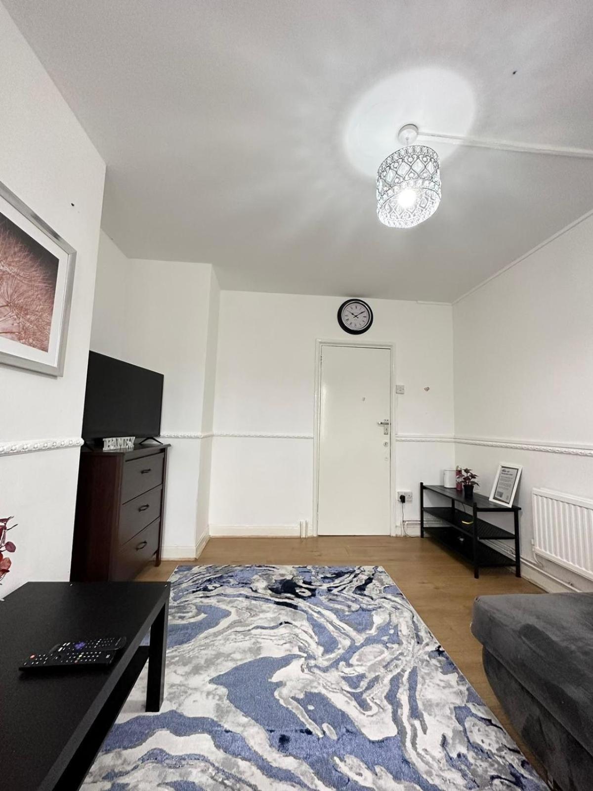 2 Bedroom Flat, 2 Minutes Walk To Bethnalgreen Station, Apartamento
